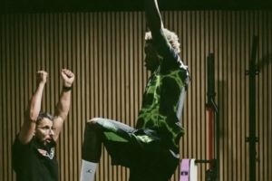 金鸡独立！维尼修斯社媒晒照：单足站立高举哑铃展现火热状态