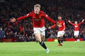 记者：那不勒斯权衡是否引进霍伊伦，曼联及球员要求强制买断条款