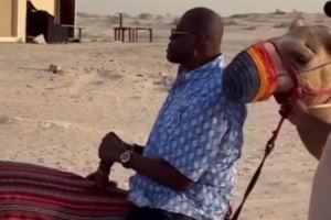 与阿努诺比&尤因&阿兰-休斯顿骑骆驼 马布里：你们猜它累不累